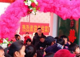 摇彩新郎,一场别开生面的现代婚恋奇遇